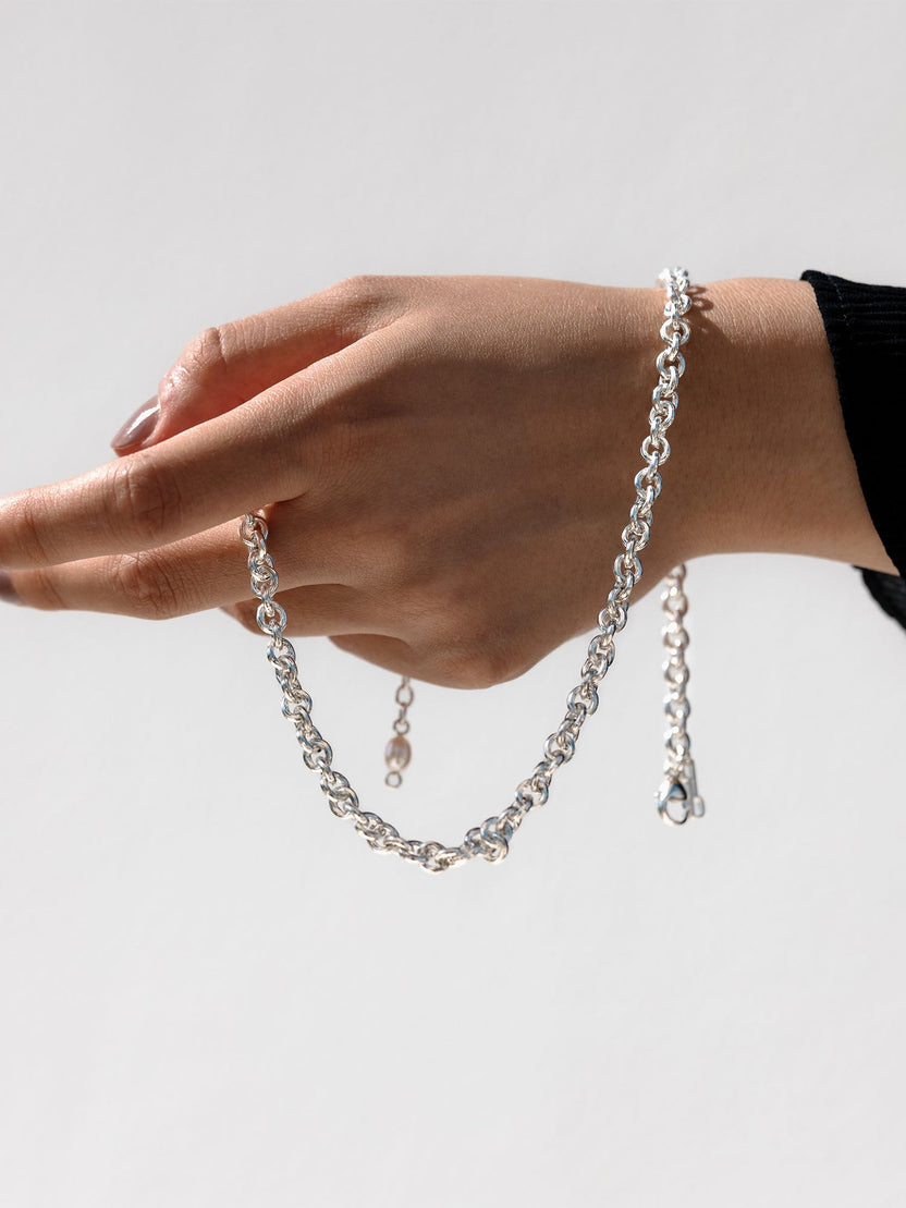 PURELEI Dream Kette aus recyceltem Silber mit feinen Gliedern, auf elegantem Hintergrund, feminin und edel.