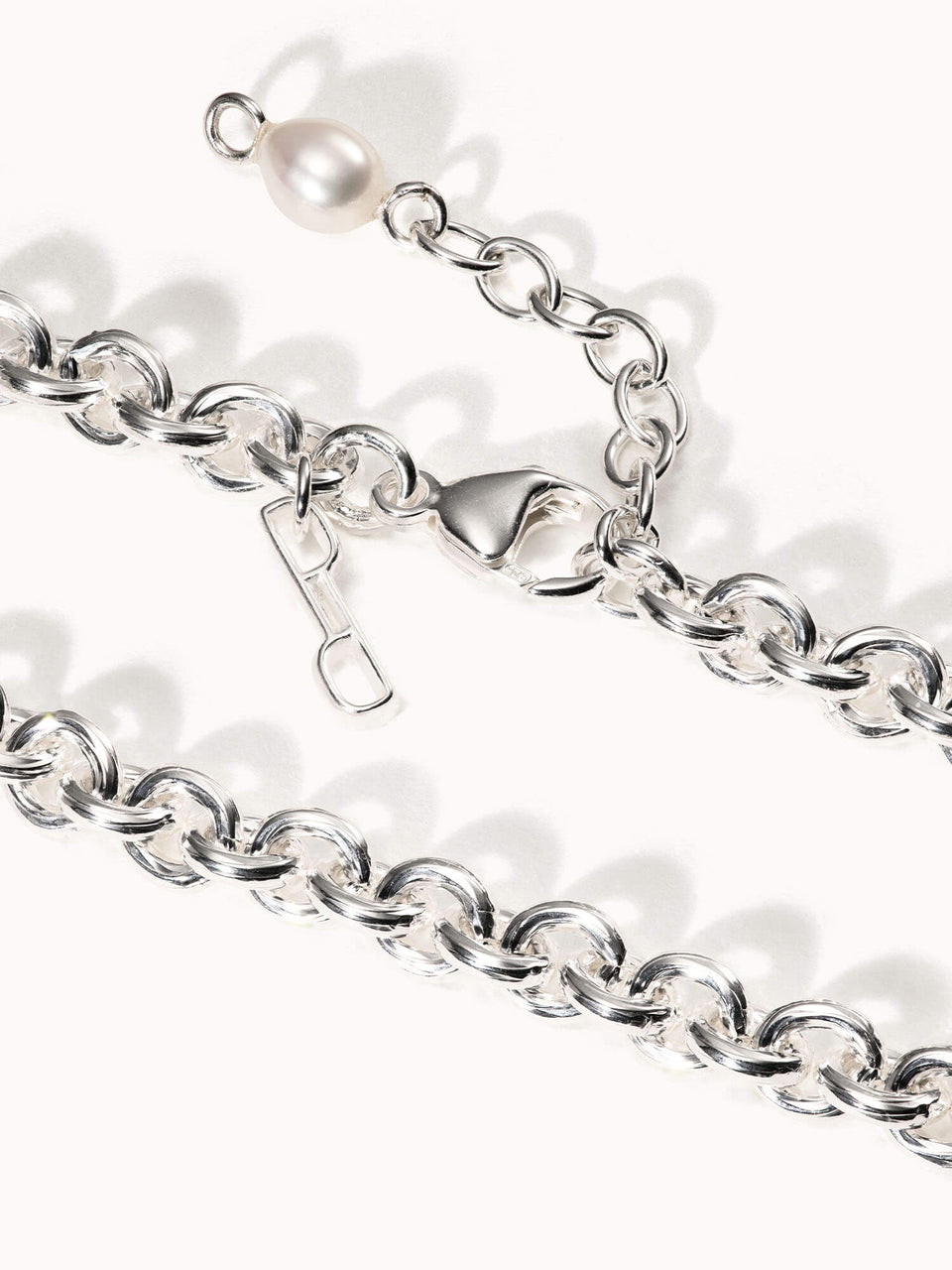 Dream Kette von PURELEI, silberne Gliederkette mit schimmernder Süßwasserperle, elegant und femininer Island-Spirit.