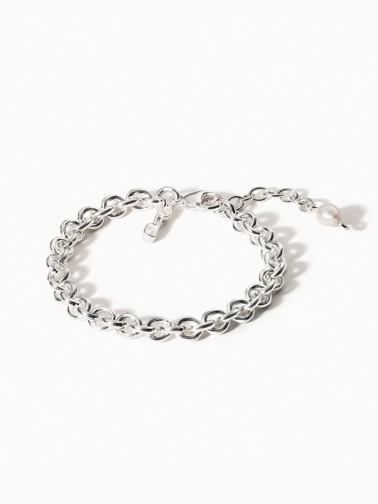 Silbernes Armband mit runden Gliedern und Perlenanhänger von PURELEI, elegant und modern.