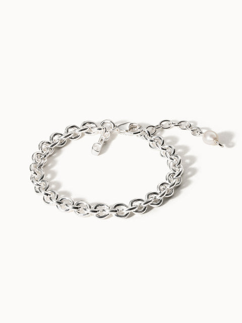Silbernes Armband mit runden Gliedern und Perlenanhänger von PURELEI, elegant und modern.