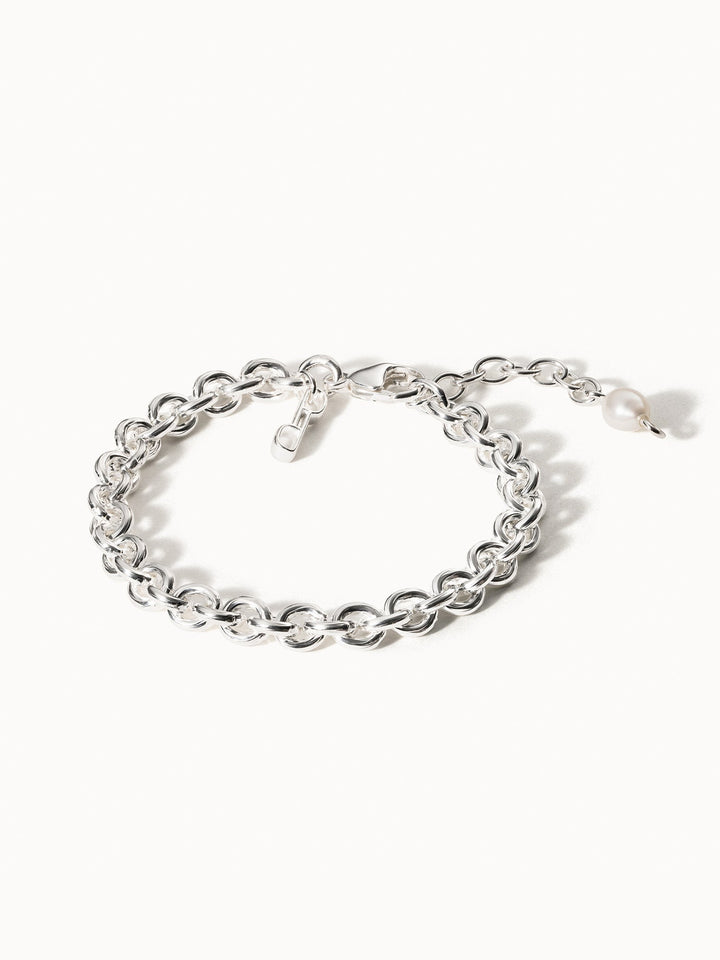 Silbernes Armband mit runden Gliedern und Perlenanhänger von PURELEI, elegant und modern.