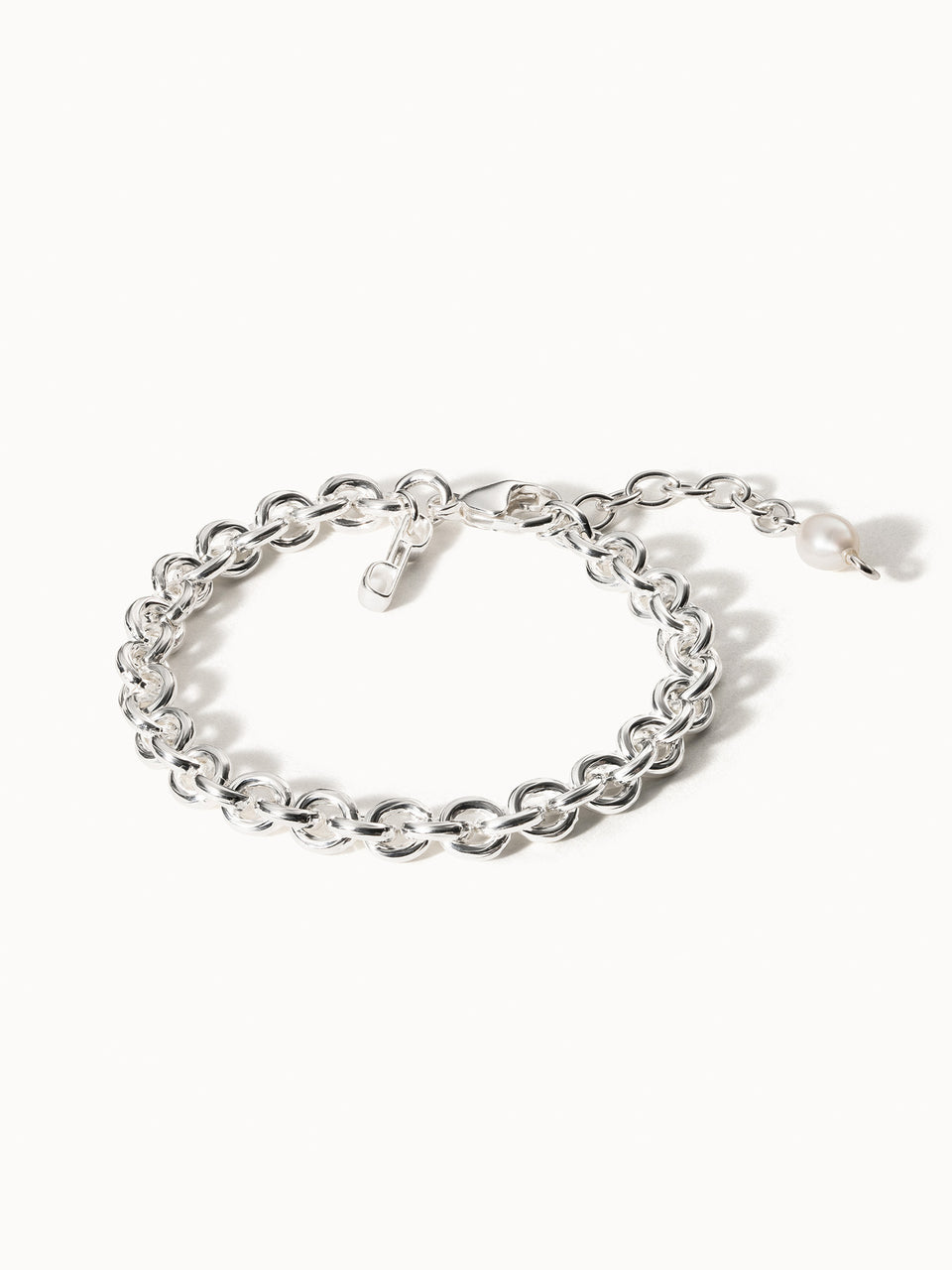 Silbernes Armband mit runden Gliedern und Perlenanhänger von PURELEI, elegant und modern.