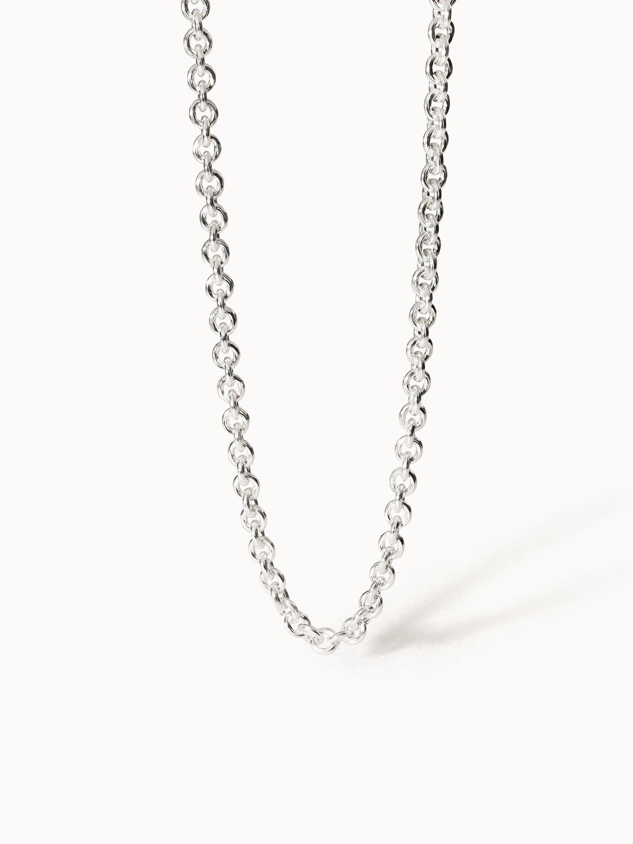Silberne Kette mit glänzenden Gliedern, elegant und zeitlos, von PURELEI.