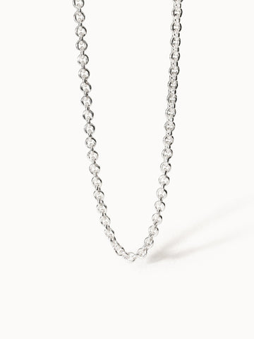 Silberne Kette mit glänzenden Gliedern, elegant und zeitlos, von PURELEI.