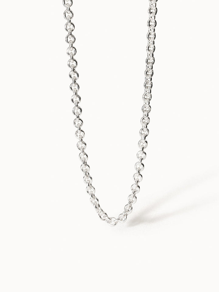 Silberne Kette mit glänzenden Gliedern, elegant und zeitlos, von PURELEI.