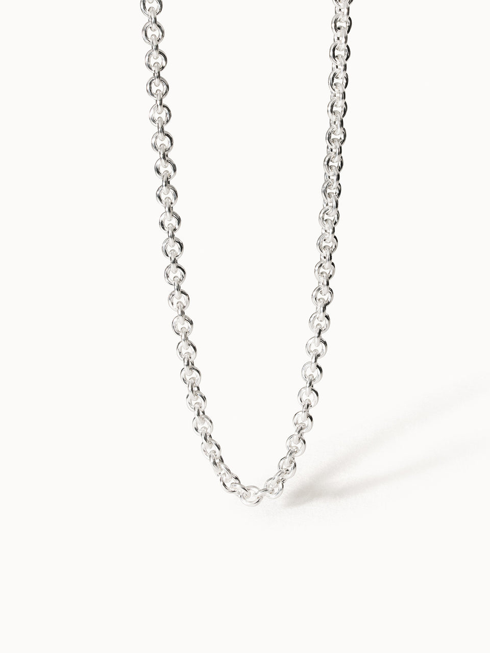 Silberne Kette mit glänzenden Gliedern, elegant und zeitlos, von PURELEI.