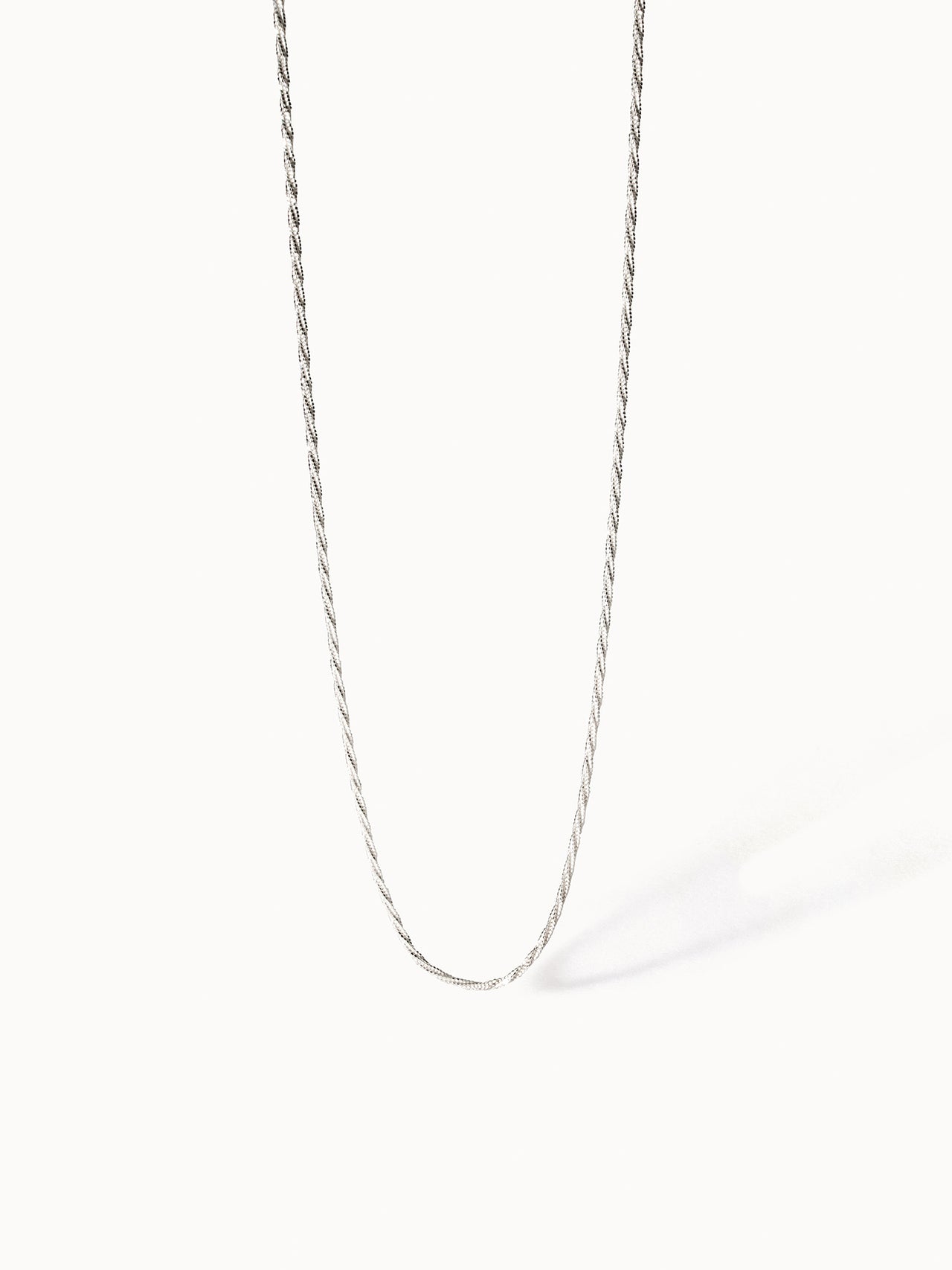Silberne Kette mit gedrehtem Design, elegant und zeitlos, von PURELEI.