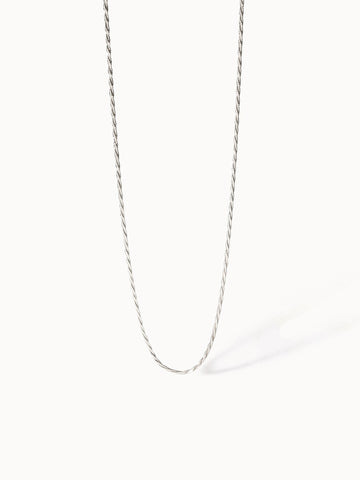 Silberne Kette mit gedrehtem Design, elegant und zeitlos, von PURELEI.