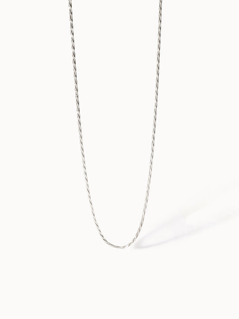 Silberne Kette mit gedrehtem Design, elegant und zeitlos, von PURELEI.
