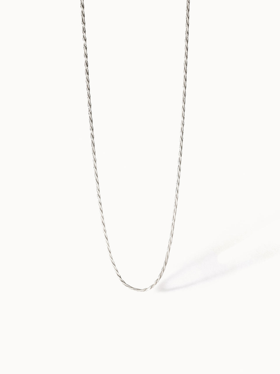 Silberne Kette mit gedrehtem Design, elegant und zeitlos, von PURELEI.