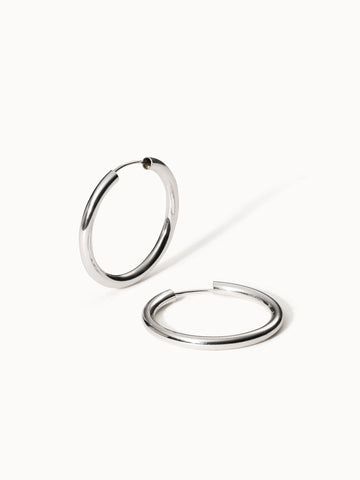 Nickelfreie, silberne Creolen von PURELEI mit elegantem, modernem Design.