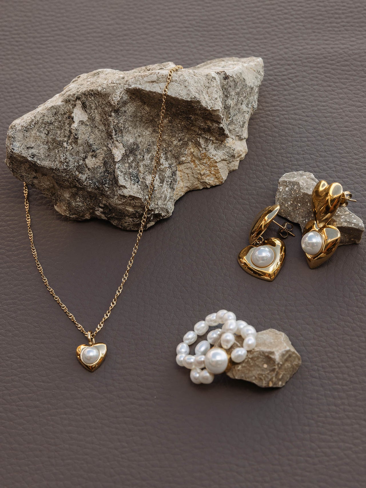 Silberne Herz-Kette und Ohrringe mit Perlen, umgeben von Naturstein, PURELEI Eleganz.