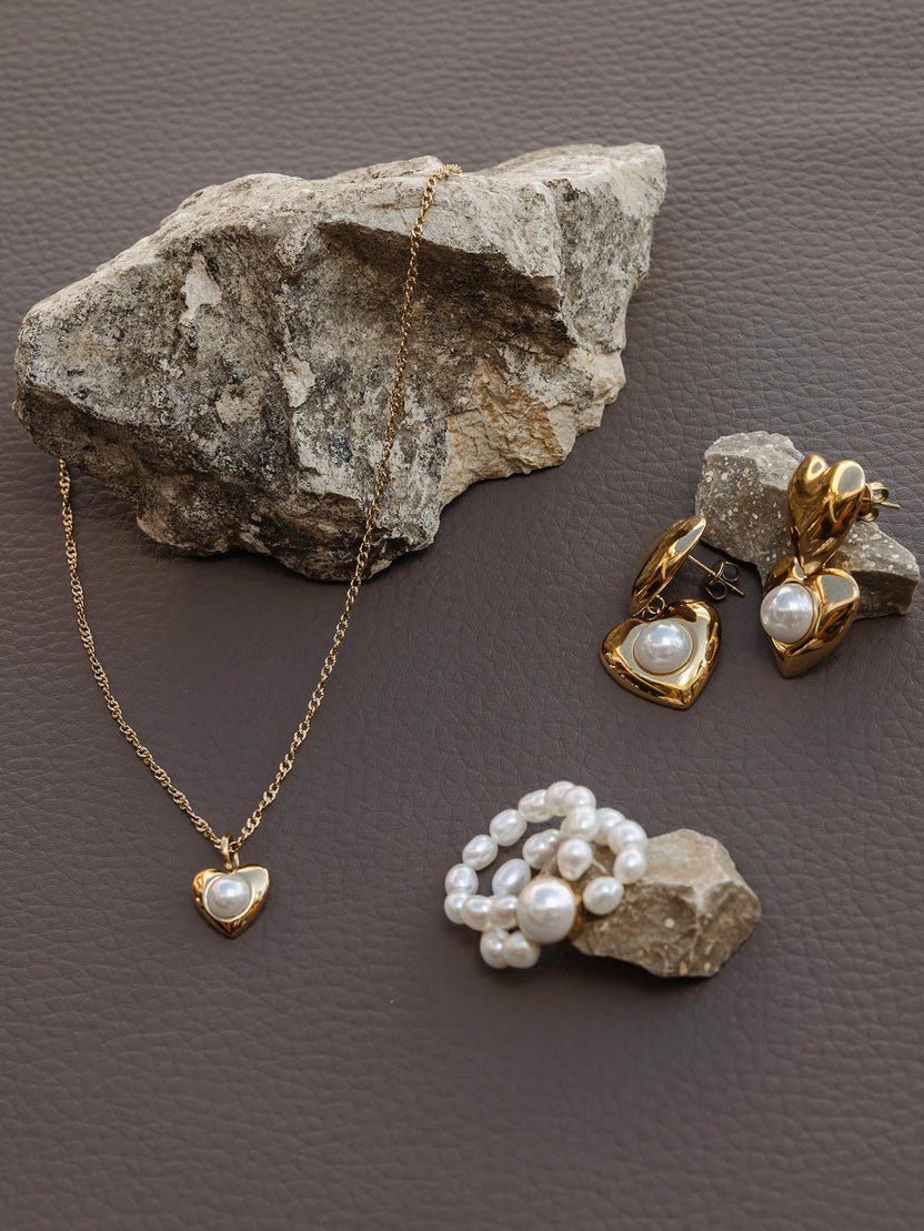 Silberne Herz-Kette und Ohrringe mit Perlen, umgeben von Naturstein, PURELEI Eleganz.