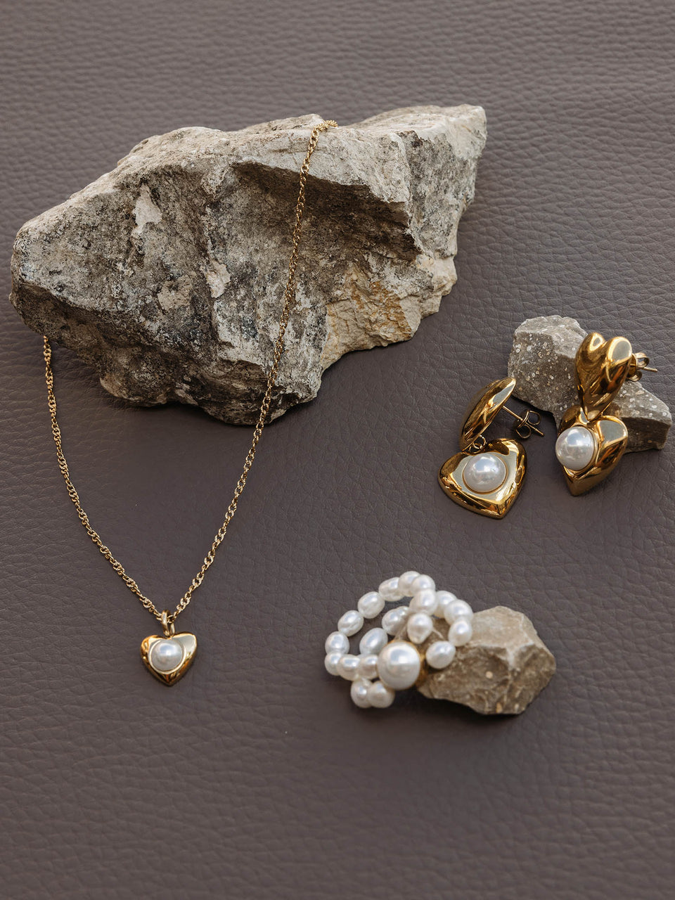 Silberne Herz-Kette und Ohrringe mit Perlen, umgeben von Naturstein, PURELEI Eleganz.