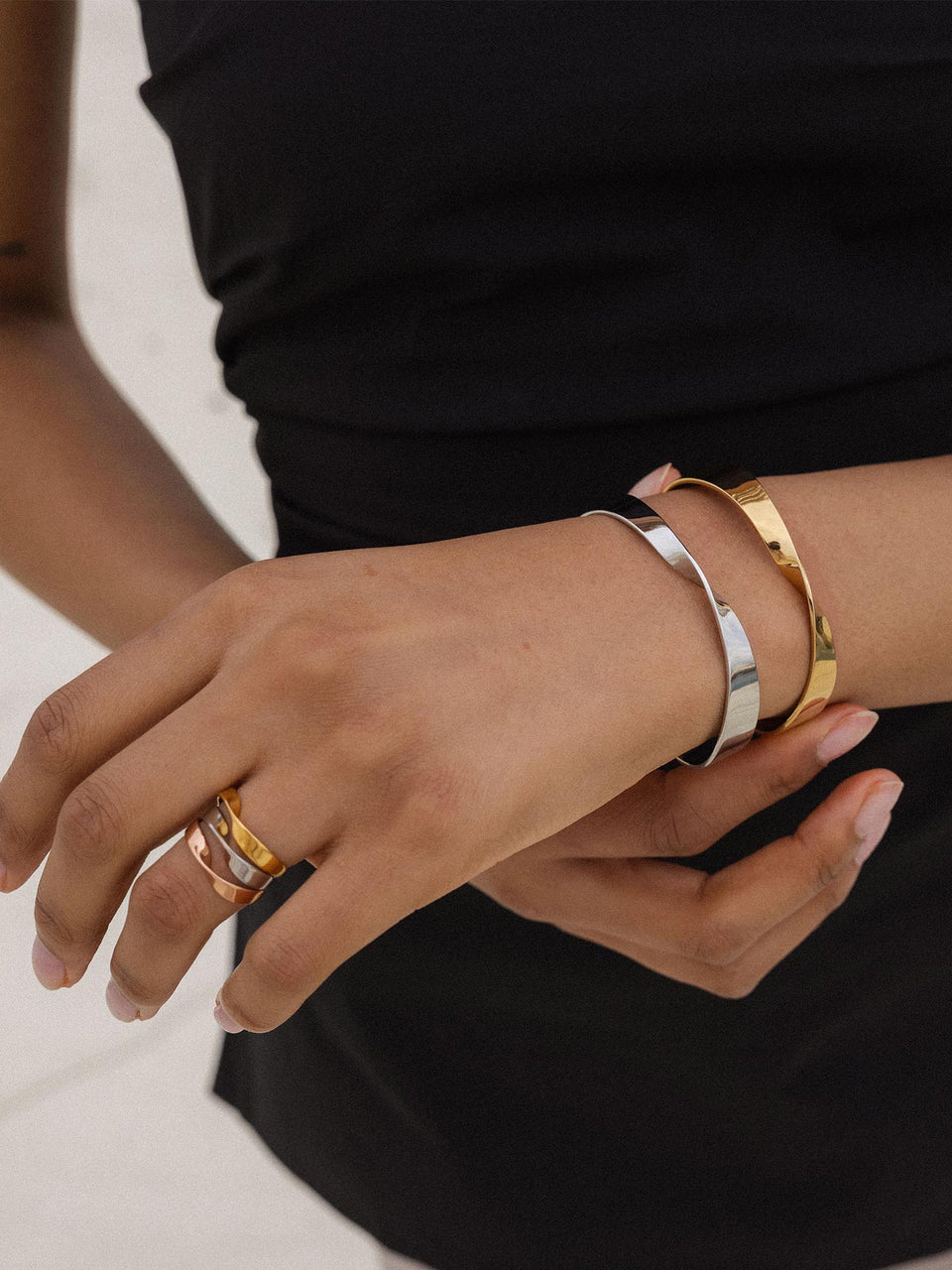 Balance Armreif Set von PURELEI, Bicolor aus Gold und Silber, geschwungene offene Armreifen am Handgelenk, elegant und modern.