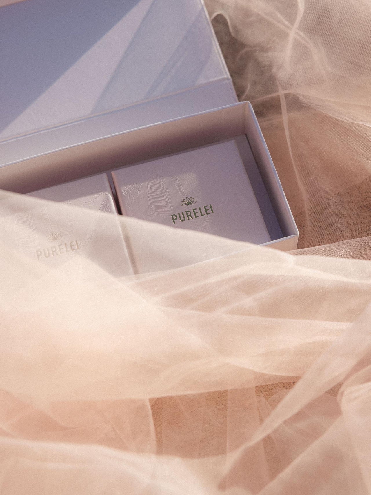 Geschenkbox S in Beige mit Magnetverschluss und zartem Pflanzenmuster, edel veredelt mit PURELEI Logo.