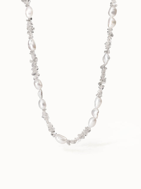 Perlenkette aus weißen Süßwasserperlen und klaren Kristallen von PURELEI, elegant und feminin.