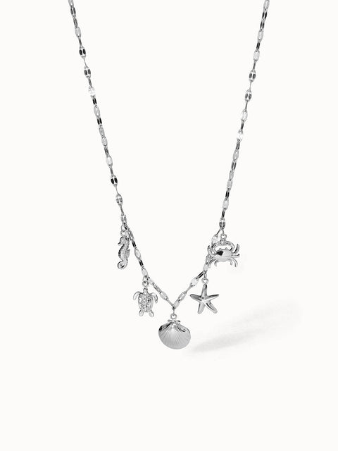 Silberne Kette mit maritimen Anhängern von PURELEI, elegant und verspielt.