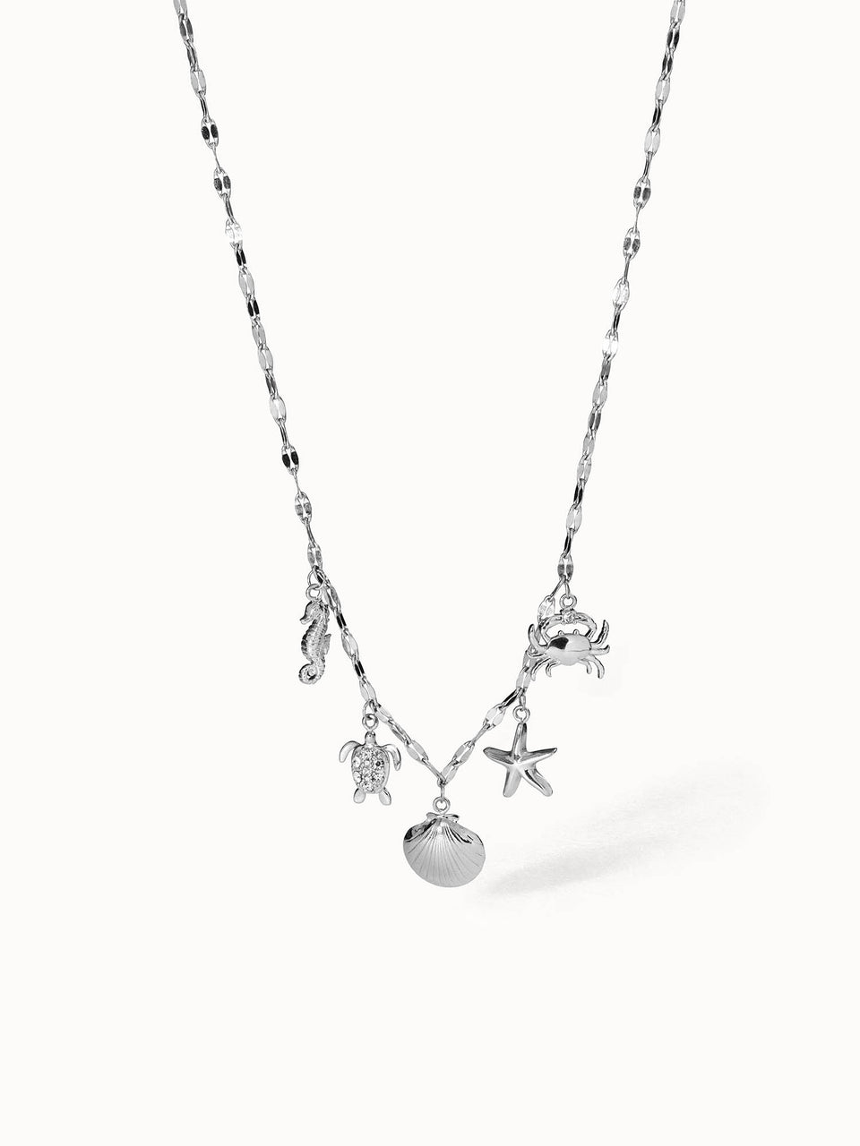 Silberne Kette mit maritimen Anhängern von PURELEI, elegant und verspielt.