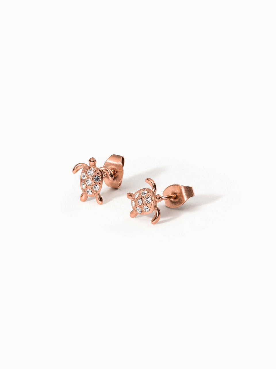 Roségoldene Ohrringe in Schildkrötenform mit funkelnden Steinen von PURELEI.