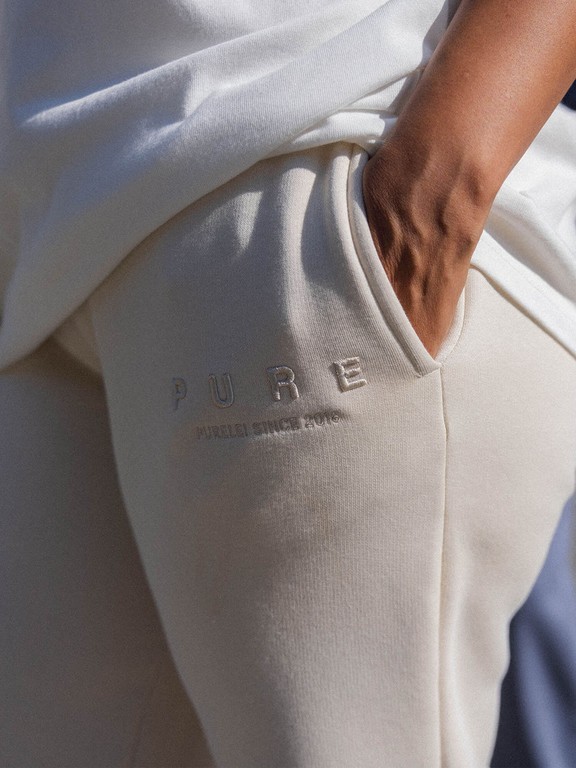 Beige Feeling Pure Sweatpants aus Baumwollmix mit Stickerei, legerer Schnitt, PURELEI zeitlose Eleganz.
