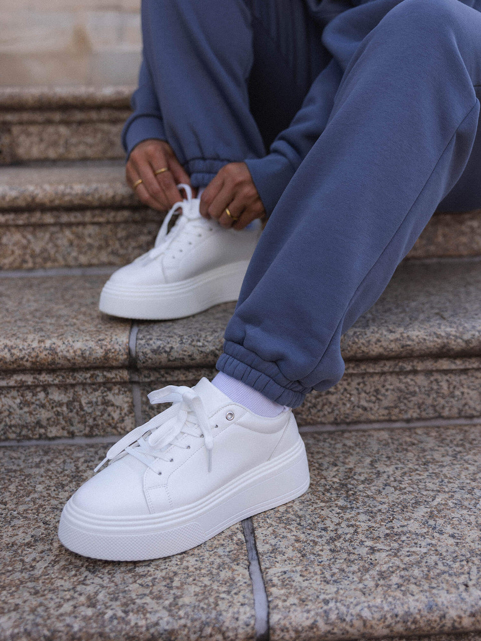 Feeling Pure Sweatpants Dark Blue in Baumwolle-Mix mit Stickerei, geradem Bein und gemütlichem Stretchbündchen von PURELEI