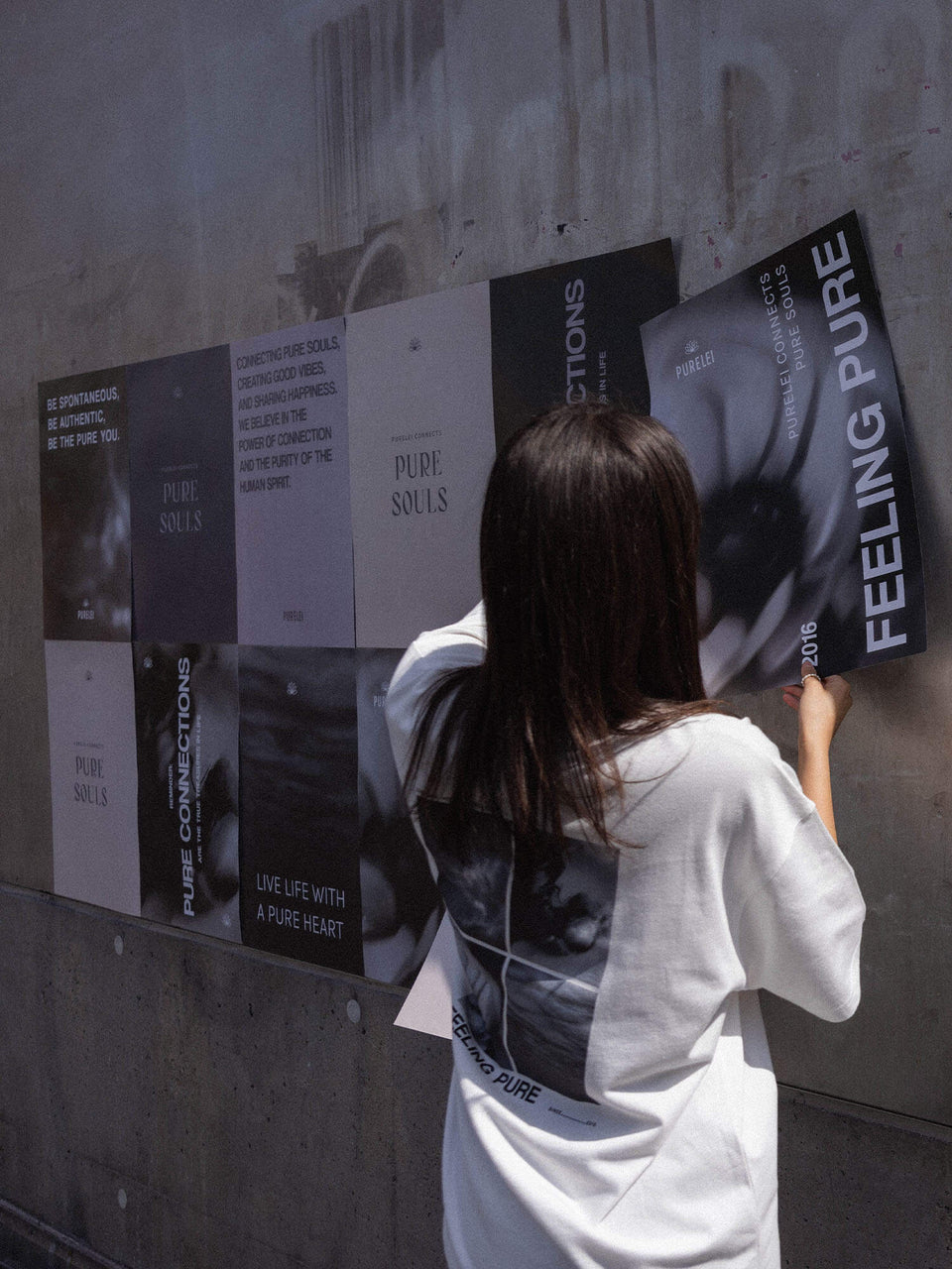 Weißes PURELEI T-shirt Feeling Pure White mit oversized Passform und markantem Frontprint in urbaner, klarer Ästhetik.