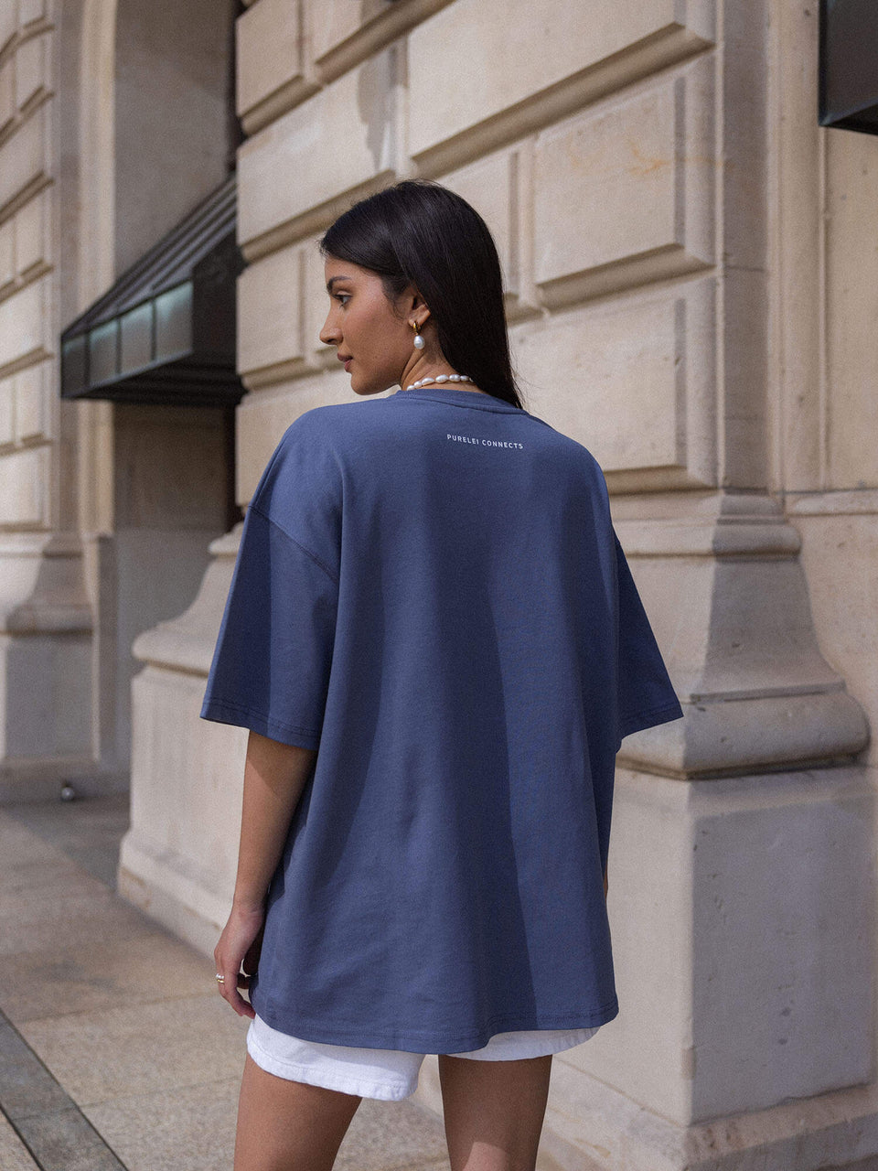 T-Shirt Pure Souls Dark Blue oversized aus 100% Baumwolle, edel und feminin im urbanen Kontext von PURELEI.