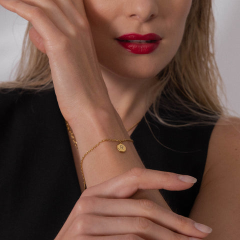 Beloved Armband von PURELEI, vergoldet mit gravierbarem Achteck-Anhänger, elegant am Handgelenk getragen.