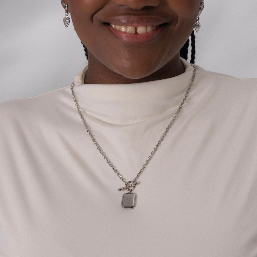 Silberne Kette mit Anhänger, elegant getragen, inspiriert von PURELEI.