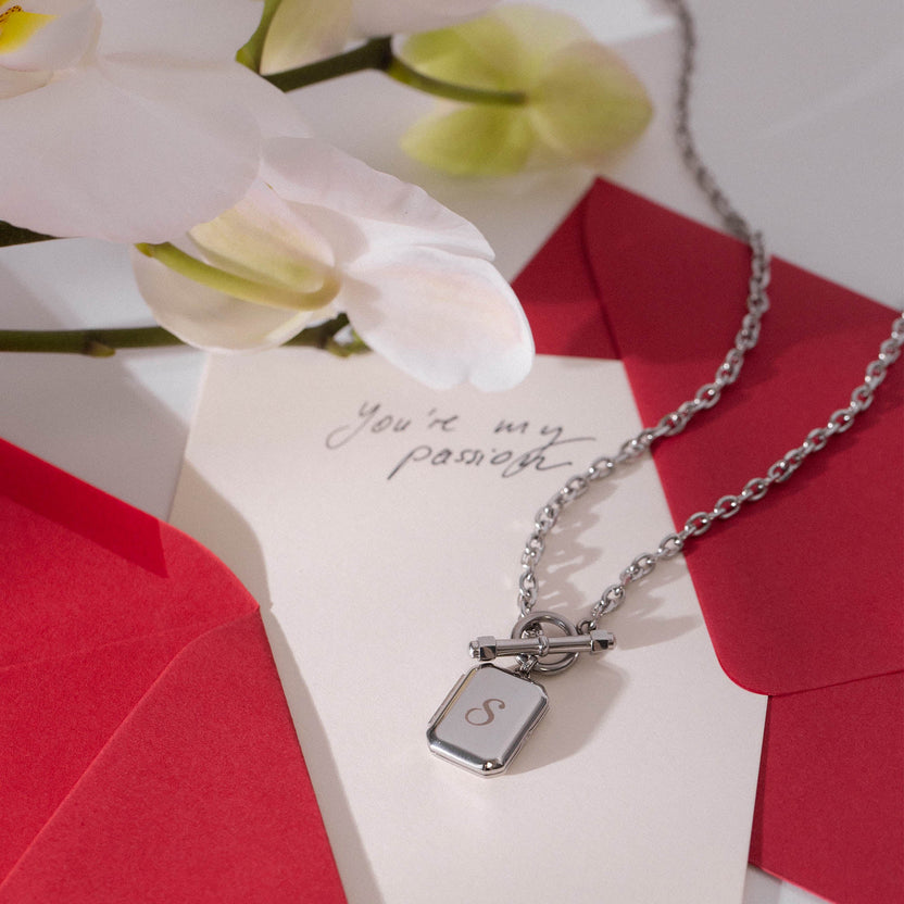 Silberne Kette mit Anhänger auf rotem Briefumschlag, PURELEI inspiriert.