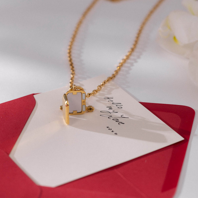 Roségoldene Kette mit Anhänger auf rotem Umschlag, PURELEI inspiriert.