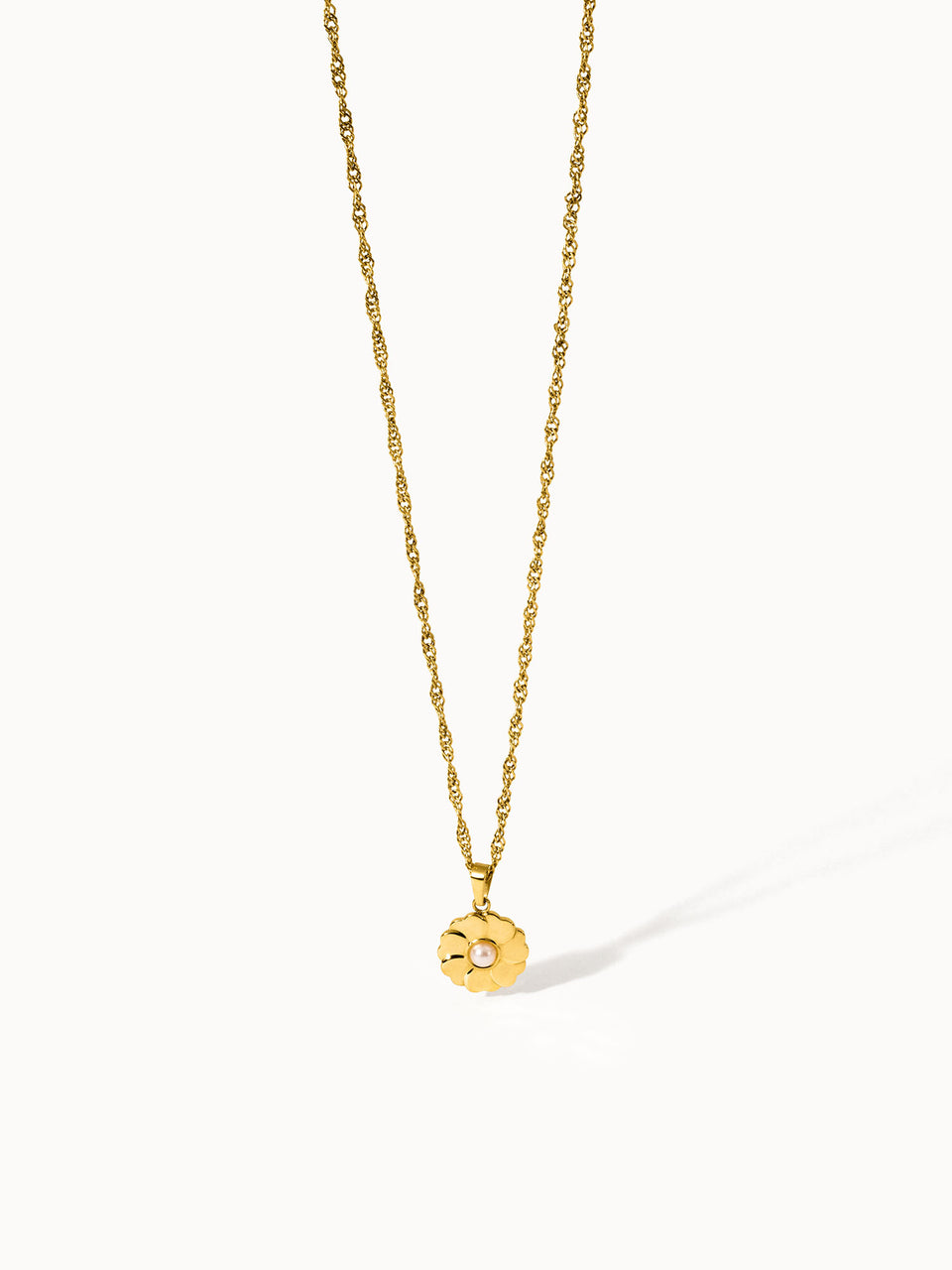 Birthday Blumen Kette von PURELEI in Gold mit gedrehtem Band und Perlen-Blumenanhänger, elegant und feminin.
