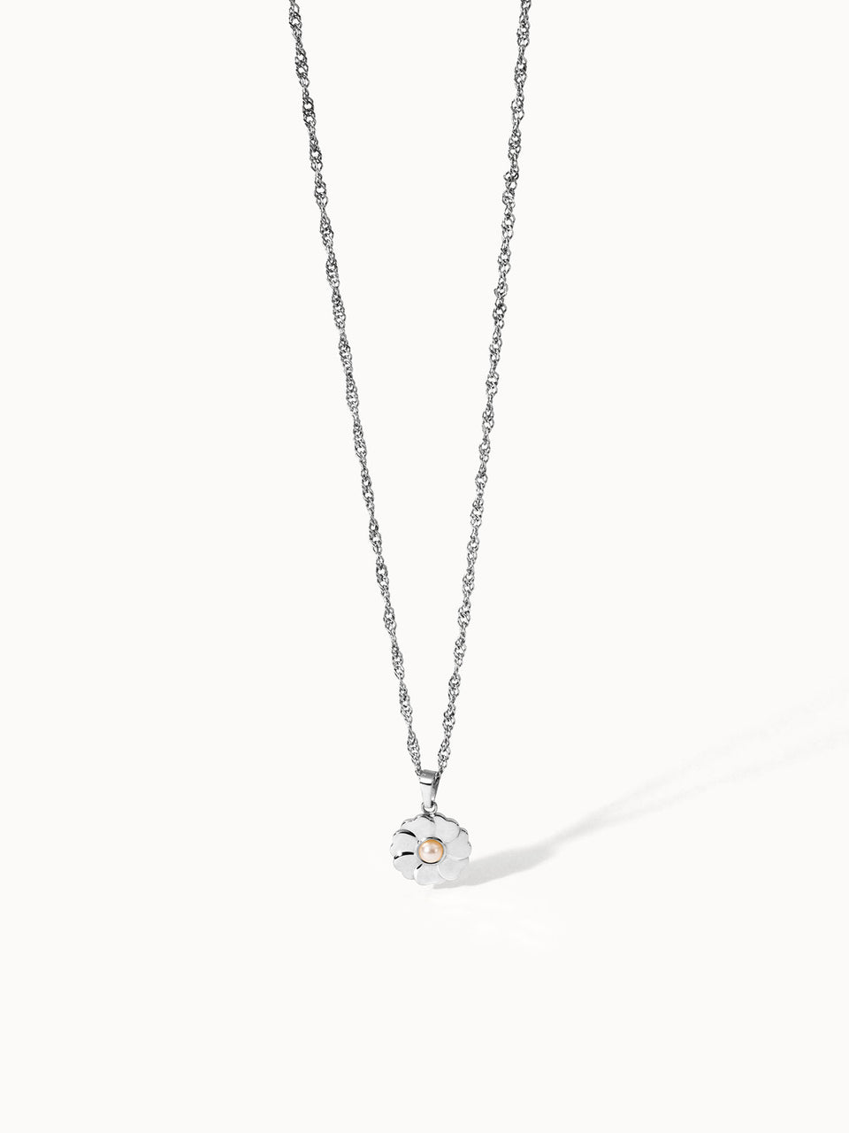 PURELEI Birthday Blumen Kette aus silbernem Edelstahl mit Muschelperle und zartem Blumenanhänger minimalistisch inszeniert