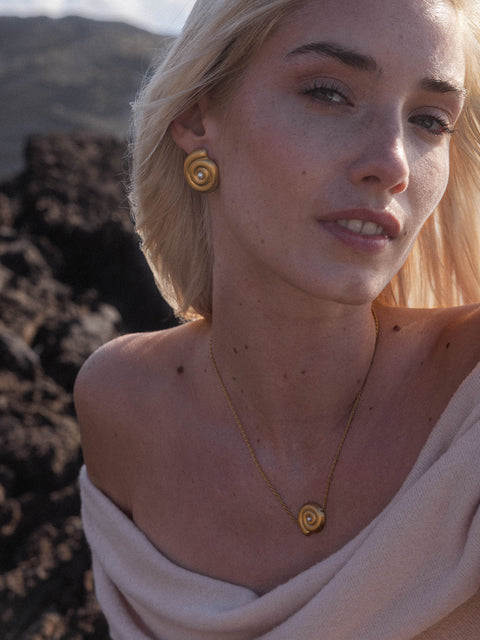 {"color":"Gold"}