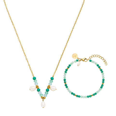 Goldene Kette und Armband mit grünen Perlen und Muschelanhängern von PURELEI.