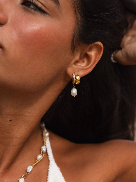 Malahi Ohrringe von PURELEI in 18K Gold mit feiner Süßwasserperle und funkelndem Zirkonia, elegant und feminin.