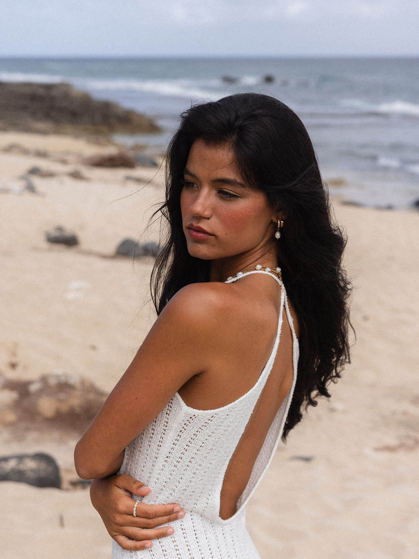 PURELEI Malahi Ohrringe mit goldvergoldeten Süßwasserperlen und Zirkonia, getragen am Strand – elegant und feminin