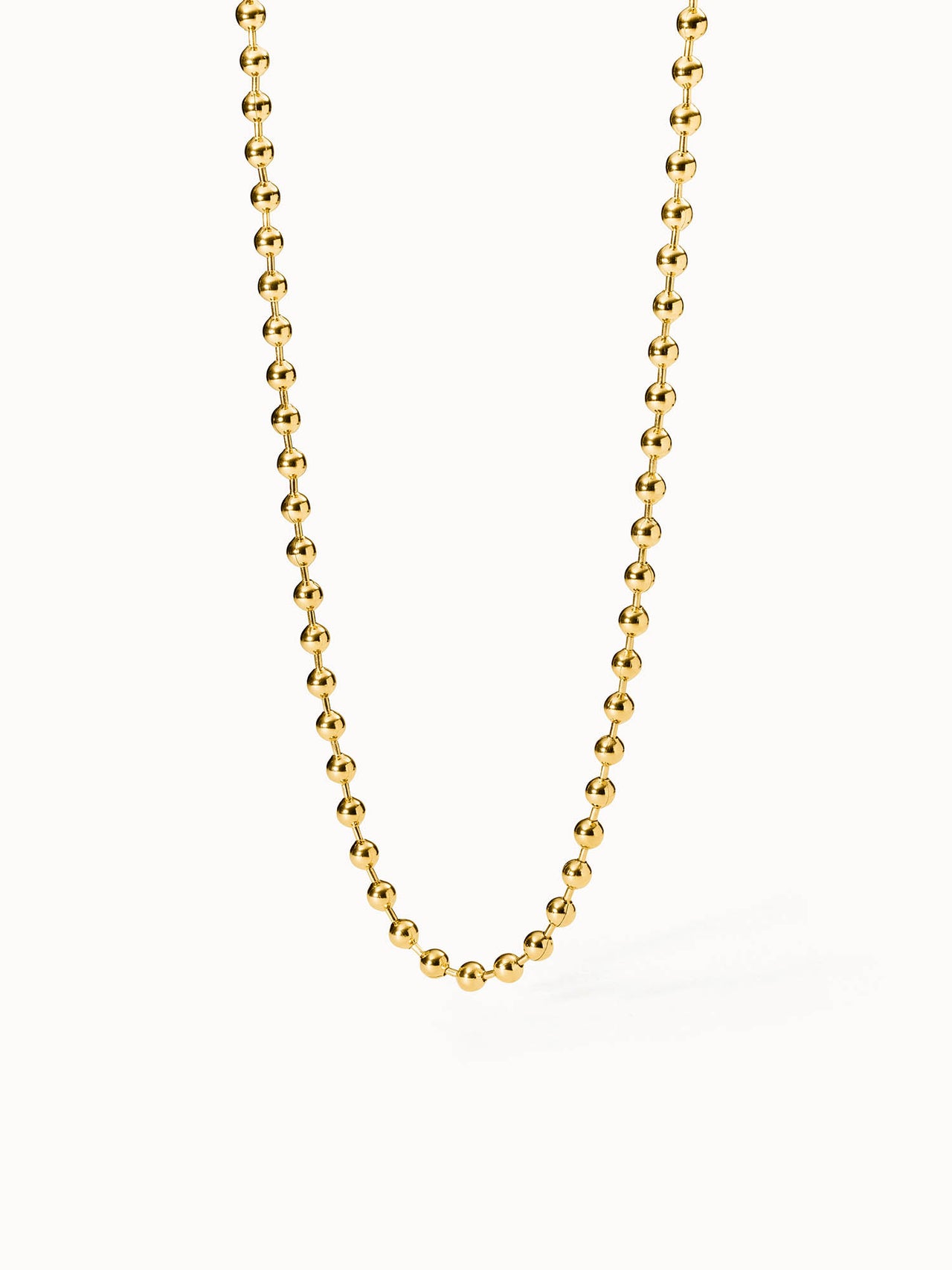 Goldene Perlenkette von PURELEI, elegant und zeitlos, strahlt Wärme und Stil aus.
