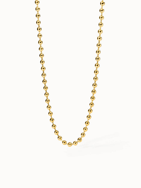 Goldene Perlenkette von PURELEI, elegant und zeitlos, strahlt Wärme und Stil aus.