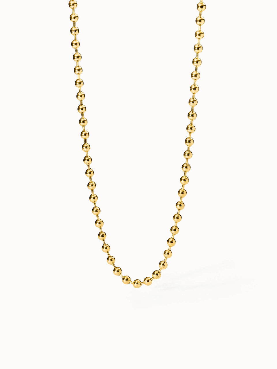 Goldene Perlenkette von PURELEI, elegant und zeitlos, strahlt Wärme und Stil aus.