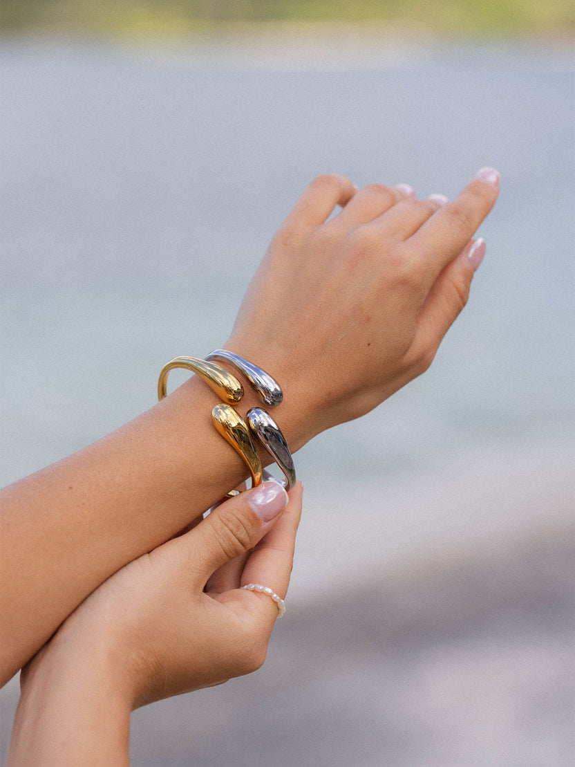 {"color":"Gold"}