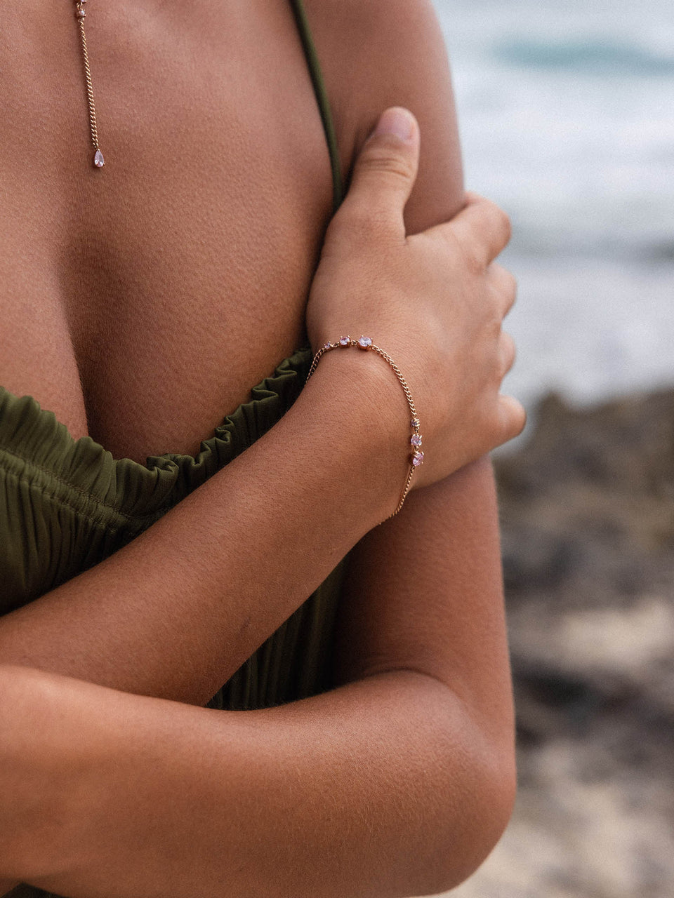 Silbernes Armband mit zarten Details, getragen am Handgelenk, PURELEI inspiriert.