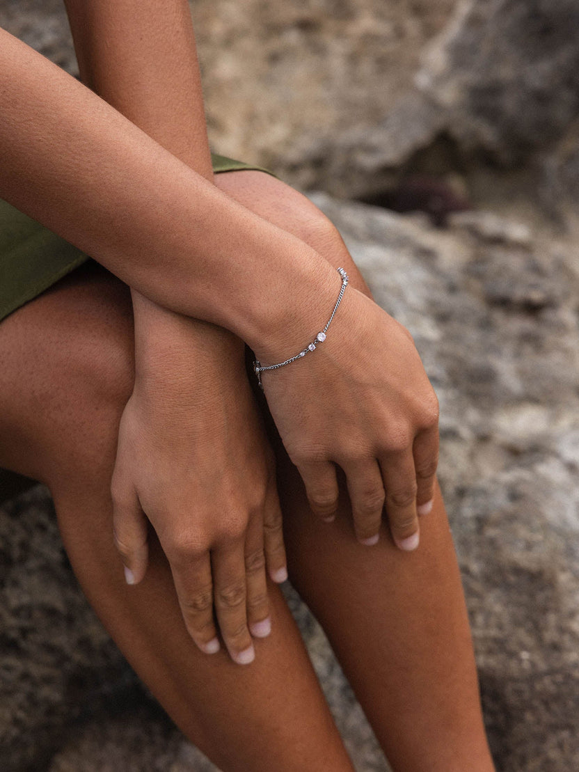 Silbernes Armband mit Herz-Detail, getragen auf zartem Handgelenk, PURELEI Stil.