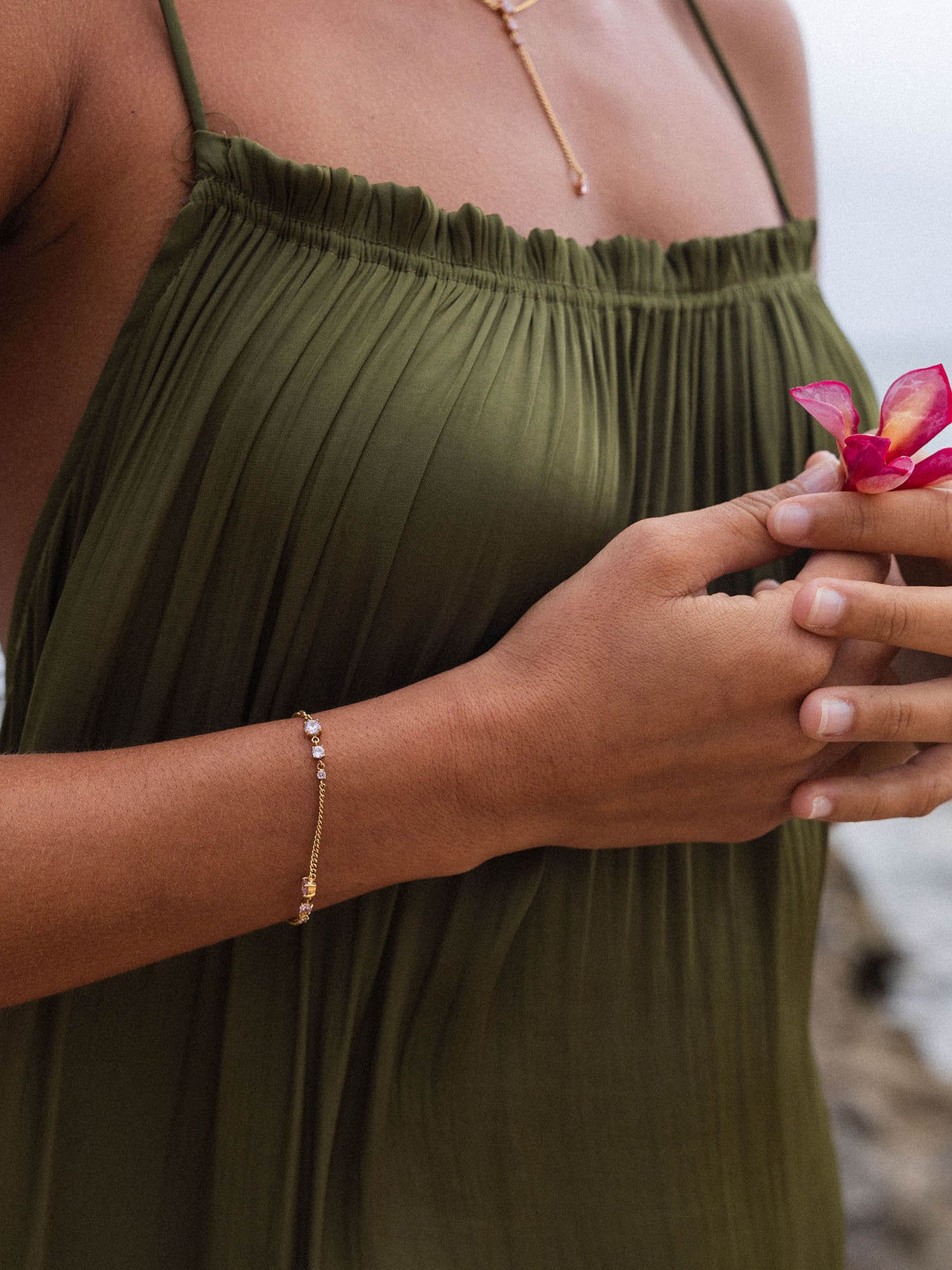 Zartes Armband aus Roségold mit funkelnden Details, getragen mit Aloha-Vibes von PURELEI.