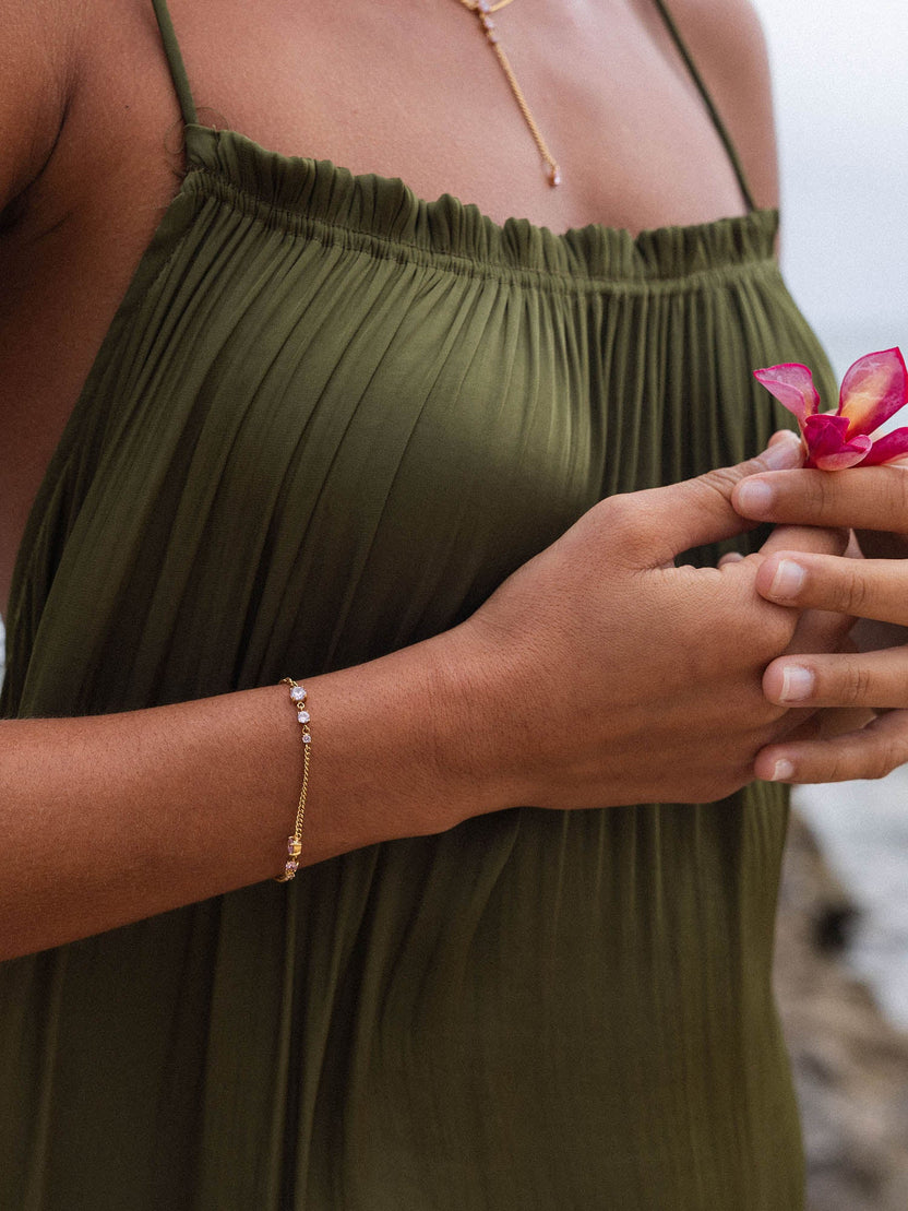 Zartes Armband aus Roségold mit funkelnden Details, getragen mit Aloha-Vibes von PURELEI.