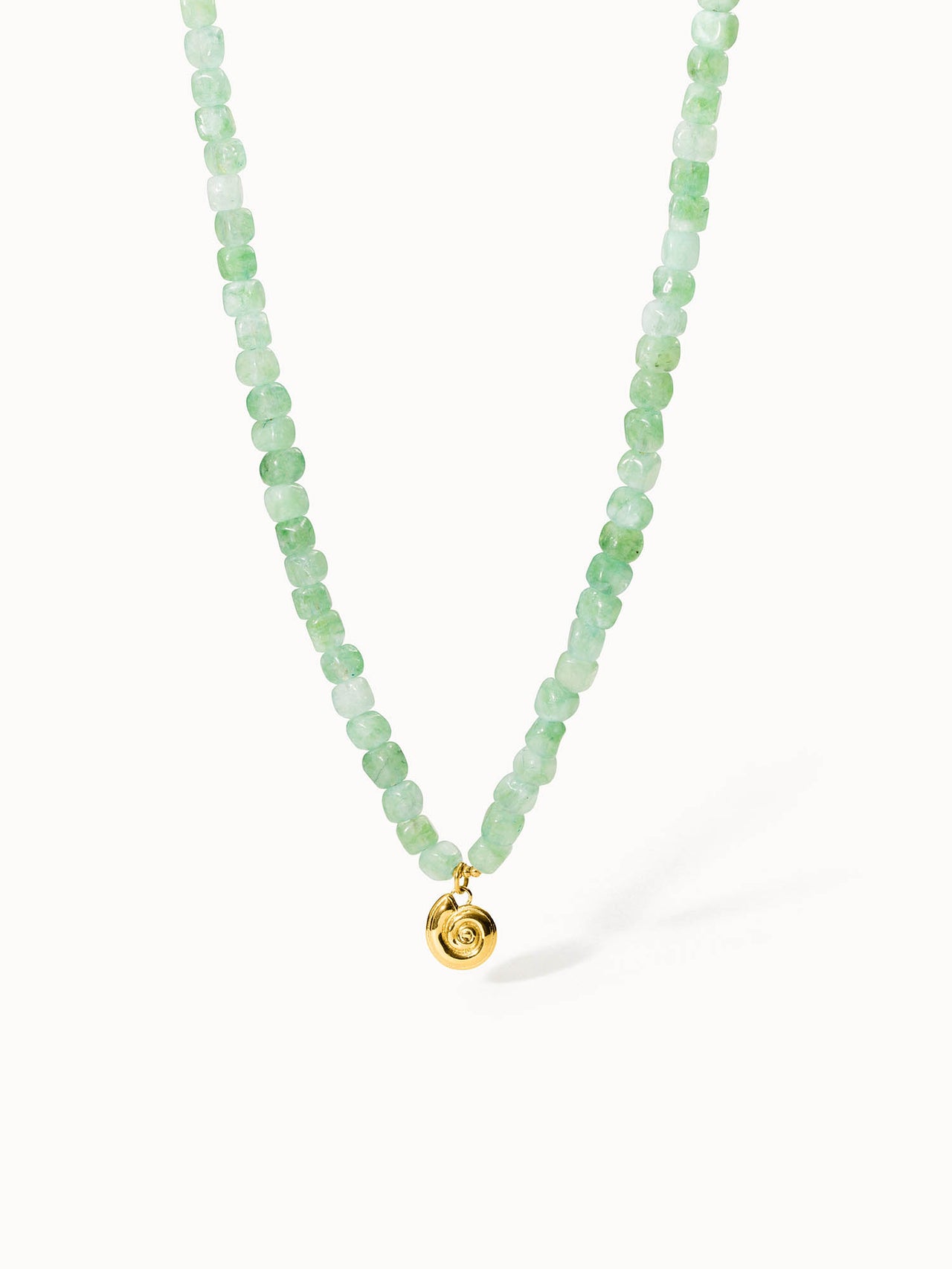Grüne Perlenkette mit goldenem Muschel-Anhänger von PURELEI, elegant und frisch.
