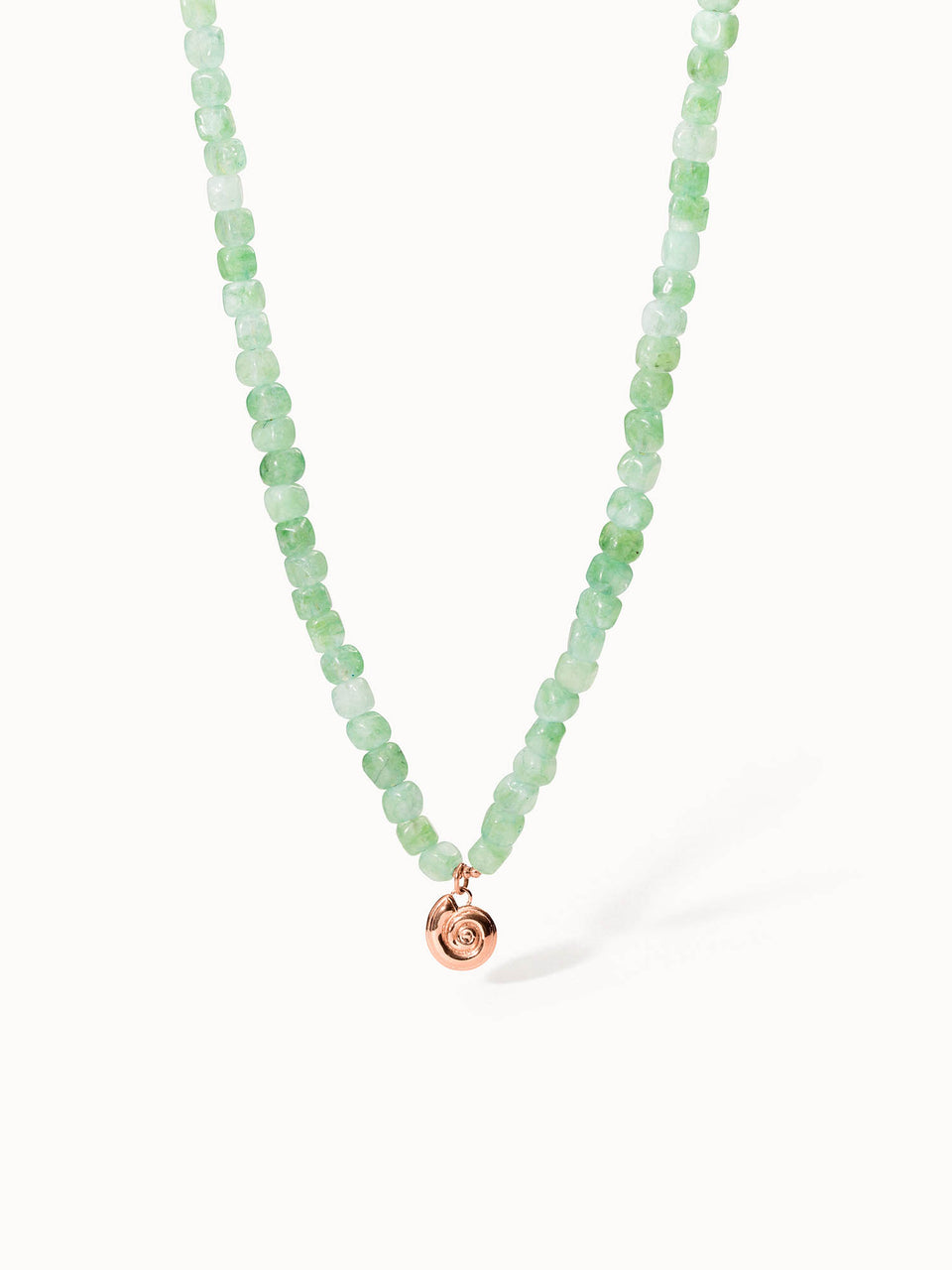 Grüne Perlenkette mit roséfarbenem Anhänger von PURELEI, inspiriert von der Natur.