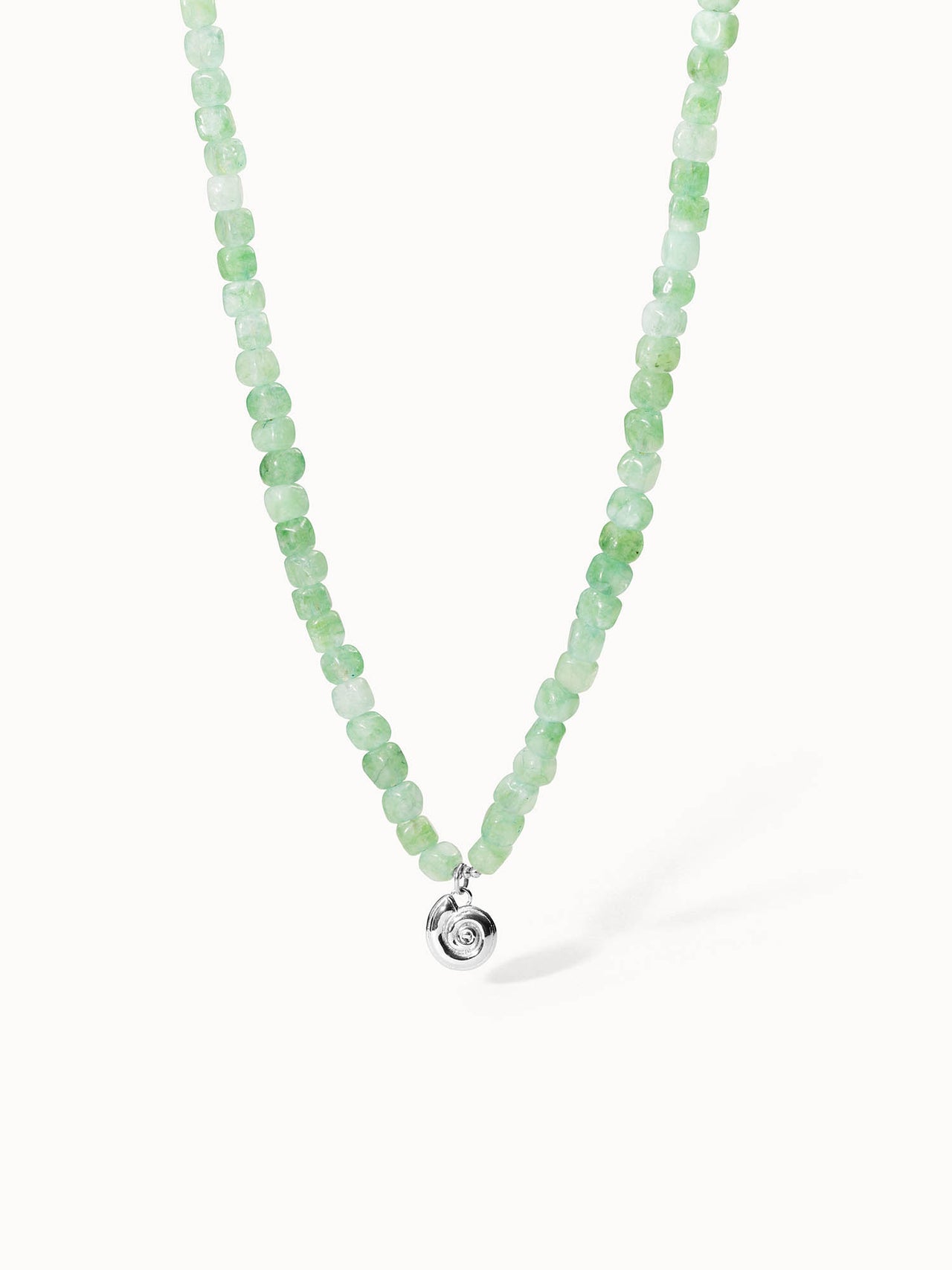 Grüne Perlenkette mit silbernem Anhänger von PURELEI, frisch und elegant.