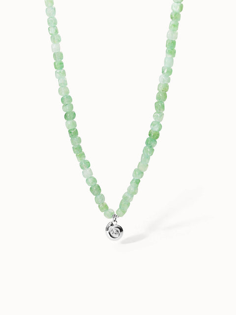 Grüne Perlenkette mit silbernem Anhänger von PURELEI, frisch und elegant.